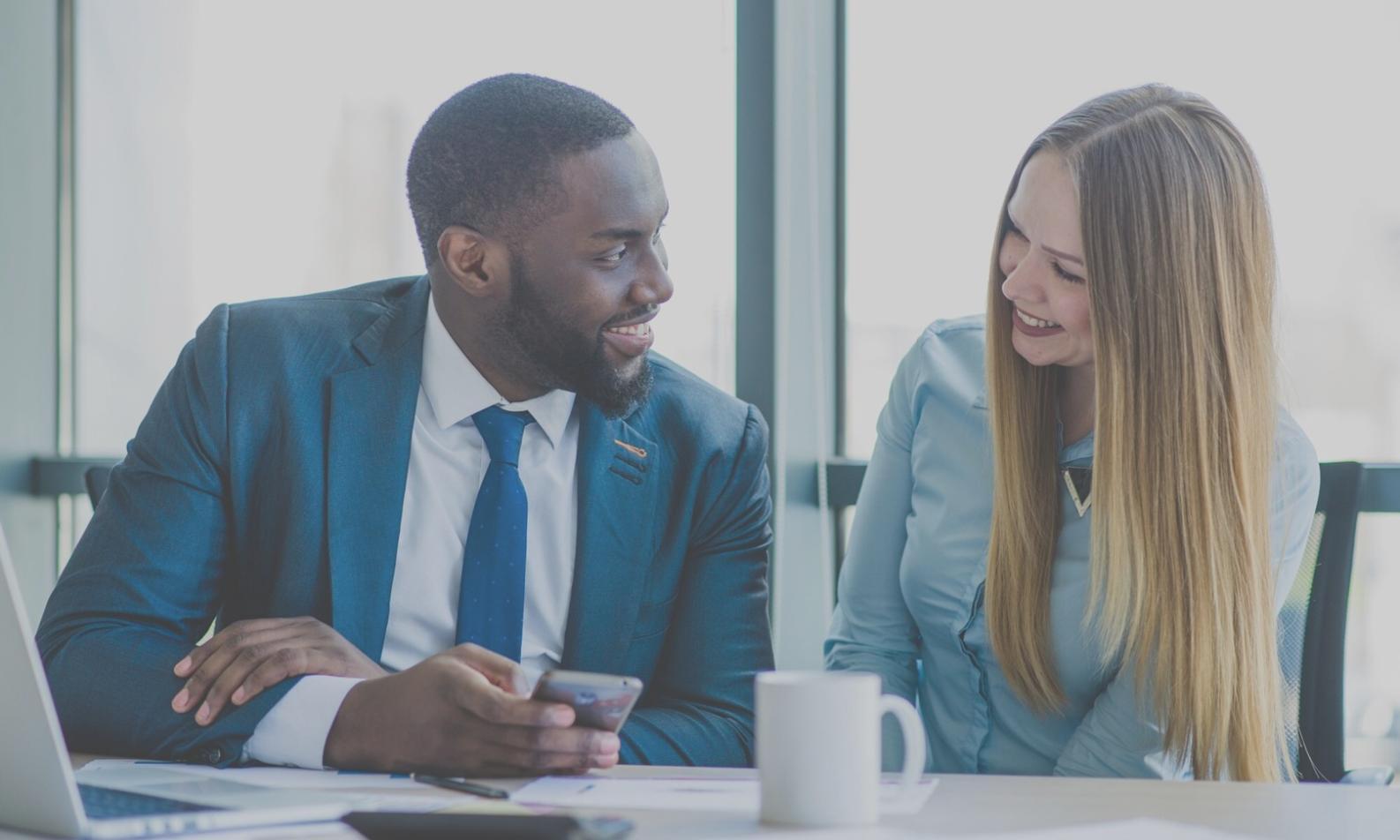 Учасники програми обговорюють проєкти на воркшопі