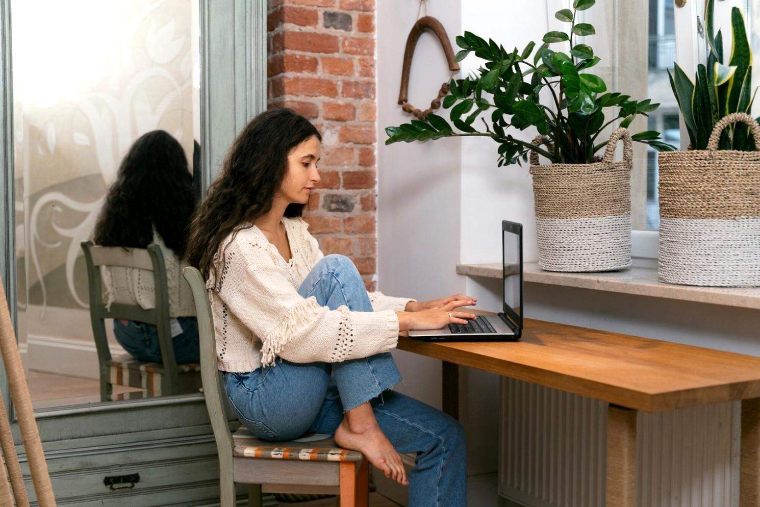 Робочий простір з кольоровими зразками та дизайнерськими матеріалами