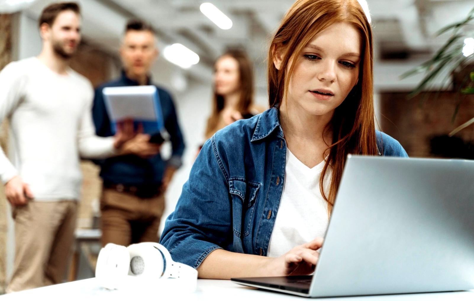 Учасники програми під час групового воркшопу з колористики